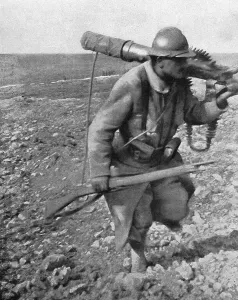 Les combats de Verdun. Prise d'une mitrailleuse allemande. Soldat revenant avec la... 1916. Creator: Unknown