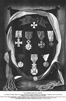 Honour Prints: Les Decorations de Verdun: Le coussin de velours entoure d'un ruban tricolore sur lequel