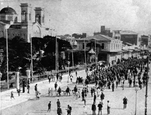 Les Evenements de Grece; Le 13 juin: nos detachements d'infanterie dans les rues du Piree... 1917. Creator: Unknown