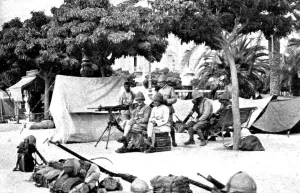 Les Evenements de Grece; Les troupes francaises assurant l'ordre a Athenes... (1917). Creator: Unknown