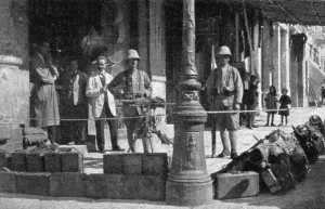Les Evenements de Grece; Mitrailleuses sur la place de la Concorde et au coin d'une rue, 1917. Creator: Unknown