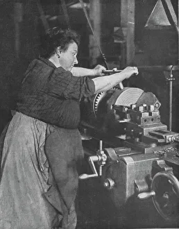 Lathe Prints: Les femmes dans les usines de guerre; Une travailleuse de l'usine de guerre