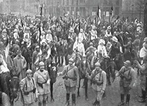 Les fetes du 8 decembre 1918 a Metz; Un escadron feminin: jeunes filles montees sur les... 1918. Creator: Unknown