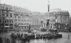 Streets Prints: Les fetes du 9 decembre 1918 a Strasbourg; Le President de la Republique depose une gerbe