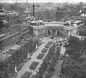 Honouring Prints: Les fetes de la victoire a Londres; le defile venant de Charing Cross s'engage dans