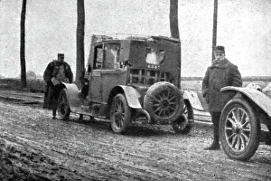 Staff Car Prints: Les hasards du service d'etat-major; Une voiture de secours va prendre en remorque la blessee