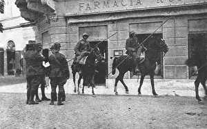 Les Italiens a Gorizia; Avenue Francois-Joseph, les carabiniers interrogent les passants, 1916. Creator: Unknown