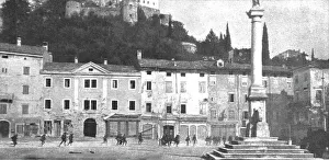 Les Italiens a Gorizia; Les troupes italiennes passent en courant sur la Piazza Grande, 1916. Creator: Unknown