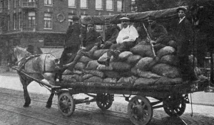 Potatoes Prints: Les manifestations contre la vie chere en Hollande; camionnage de pommes de terre