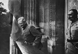 Commander Chief Prints: Les Ovations de Paris; Au balcon de l'hotel Crillon