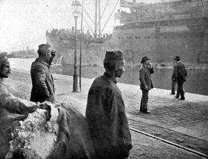 Troopship Prints: Les Premiers Contingents Americains en France; Prisonniers allemands regardant l'arrivee