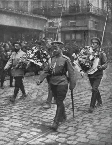Les premiers soldats Russes en France; le defile dans Marseille en fete : un alpin... 1916. Creator: Jean Clair-Guyot