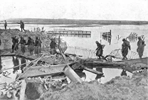 Les routes de la poursuite; Troupes britanniques passant la Somme, 1917. Creator: Unknown