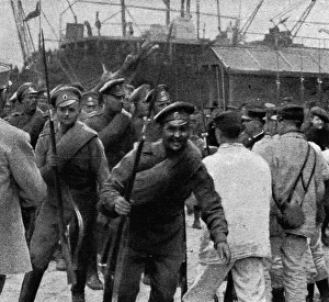 Marseilles Prints: Les Russes en France; distribution de fusils Lebel aux soldats russes