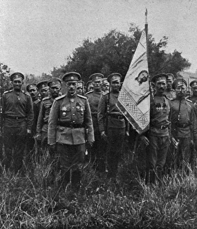 Les Russes en France; le general Lohvitsky et la drapeau sur lequel est brodee la figure... 1916. Creator: Unknown