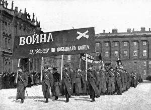 Protester Prints: Les Soubresauts de la Russie; Un groupe d'eleves artilleurs parcourt la ville en cortege