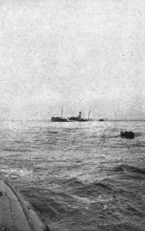 Sinking Prints: Les sous-marins allemands a l'Oeuvre; Un cargo coule: l'equipage est abandonne dans un canot