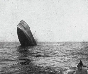Sinking Prints: Les sous-marins allemands a l'Oeuvre; Cargo piquant au fond par l'arriere