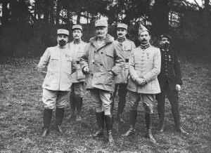 Les Vainqueurs; Le general Passaga entoure de son etat-major, au retour de la prise d'Hardaumont. Creator: Rettet