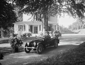 Chauffeur Prints: Leslie, Margeurite, and friends, in automobile, 1917 Aug. 18. Creator: Arnold Genthe