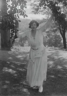 Marguerite Hedman Prints: Leslie, Margeurite, standing outdoors, 1917 Aug. 18. Creator: Arnold Genthe