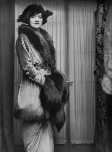 Marguerite Hedman Prints: Leslie, Marguerite L. Miss, portrait photograph, 1913 Apr. 6. Creator: Arnold Genthe