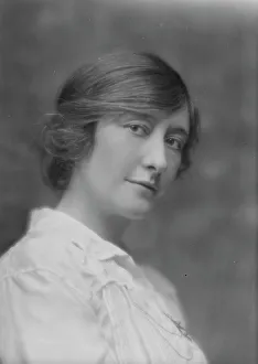Enigmatic Prints: Leslie, Maude, Miss, portrait photograph, 1915 Apr. 6. Creator: Arnold Genthe