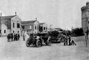 L'etat de siege a Salonique; Auto-canon en batterie pres de la Tour Blanche, 1916. Creator: Unknown
