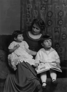 Lewis, Clarence, Mrs. and children, portrait photograph, 1915. Creator: Arnold Genthe