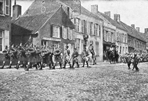 Marching Band Prints: Liaison des armes et camaraderie militaire; bag-piper defilant en tete d'un regiment de