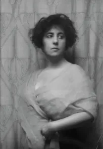 Lichtenberg, Rudolph, Mrs. (formerly Miss M.B. Smith), portrait photograph, 1912 or 1913. Creator: Arnold Genthe