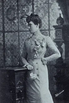 Halftone Prints: Lillian Thomas, artist, three-quarter length portrait, c1900. Creator: Unknown