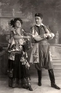 Foulsham Banfield Prints: Lily Elsie and Joseph Coyne in The Merry Widow, 1908. Artist: Foulsham and Banfield