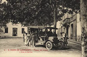 Sant Prints: Line bus with passengers at the stop in the Square of Sant Vicens de Llavaneres