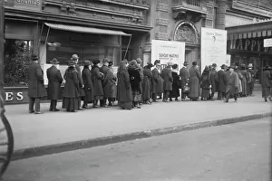Queue Prints: Line for Tetrazzini seats, between c1915 and c1920. Creator: Bain News Service
