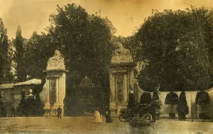 Sir Christopher Wren Collection: The Lion Gates, Hampton Court, London, 1910. Creator: Unknown