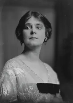 V Neck Prints: Llewellyn, Miss, portrait photograph, 1916 Jan. 3. Creator: Arnold Genthe