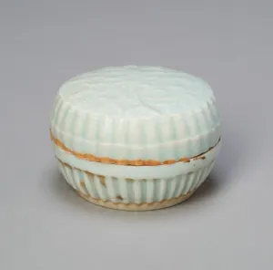 Lobed Cosmetic Box with Flowering Stems, Southern Song or Yuan dynasty, 13th/14th century Lobed Cosmetic Box with Flowering Stems, Southern Song or Yuan dynasty, 13th/14th century