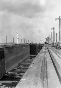 Images Dated 2nd August 2010: Lock on the Panama Canal, 1931
