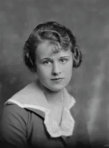 Sincerity Prints: Locke, E. Miss, portrait photograph, 1916. Creator: Arnold Genthe