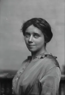 Social Welfare Prints: Loeb, Irene, Miss, portrait photograph, 1912 July 23. Creator: Arnold Genthe