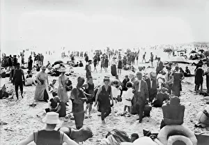 Holidaymakers Prints: Long Beach, between c1910 and c1915. Creator: Bain News Service