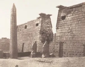 Louksor (Thebes), Construction Anterieure - Pylone