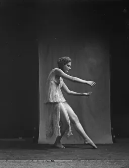 Lyons, Helen, Miss, between 1917 and 1921. Creator: Arnold Genthe
