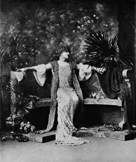 Sarah Gallery: Madame Sarah Bernhardt, 1914. Creator: W&D Downey