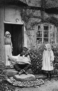 Print Collector15 Prints: A man reading The Daily Mail, Shropshire, c1922. Artist: AW Cutler