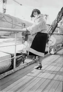 Distracted Prints: Margaret Morris, between c1915 and c1920. Creator: Bain News Service
