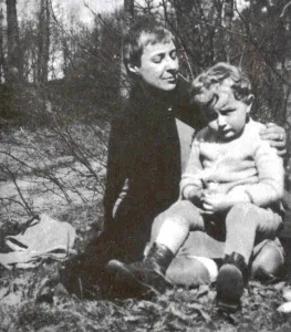 Marina Tsvetaeva with her son, 1928