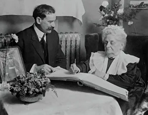 Portland Oregon Usa Prints: Mary Kennon Evans registers, between c1910 and c1915. Creator: Bain News Service