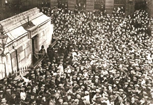 Human Rights Collection: A mass of spectators at the Monument, London, 18 April 1913